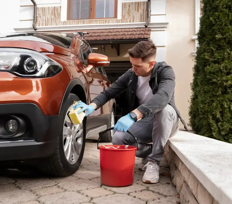 Lavage auto à domicile Vallées en Champagne : professionnel intervenant sur un véhicule